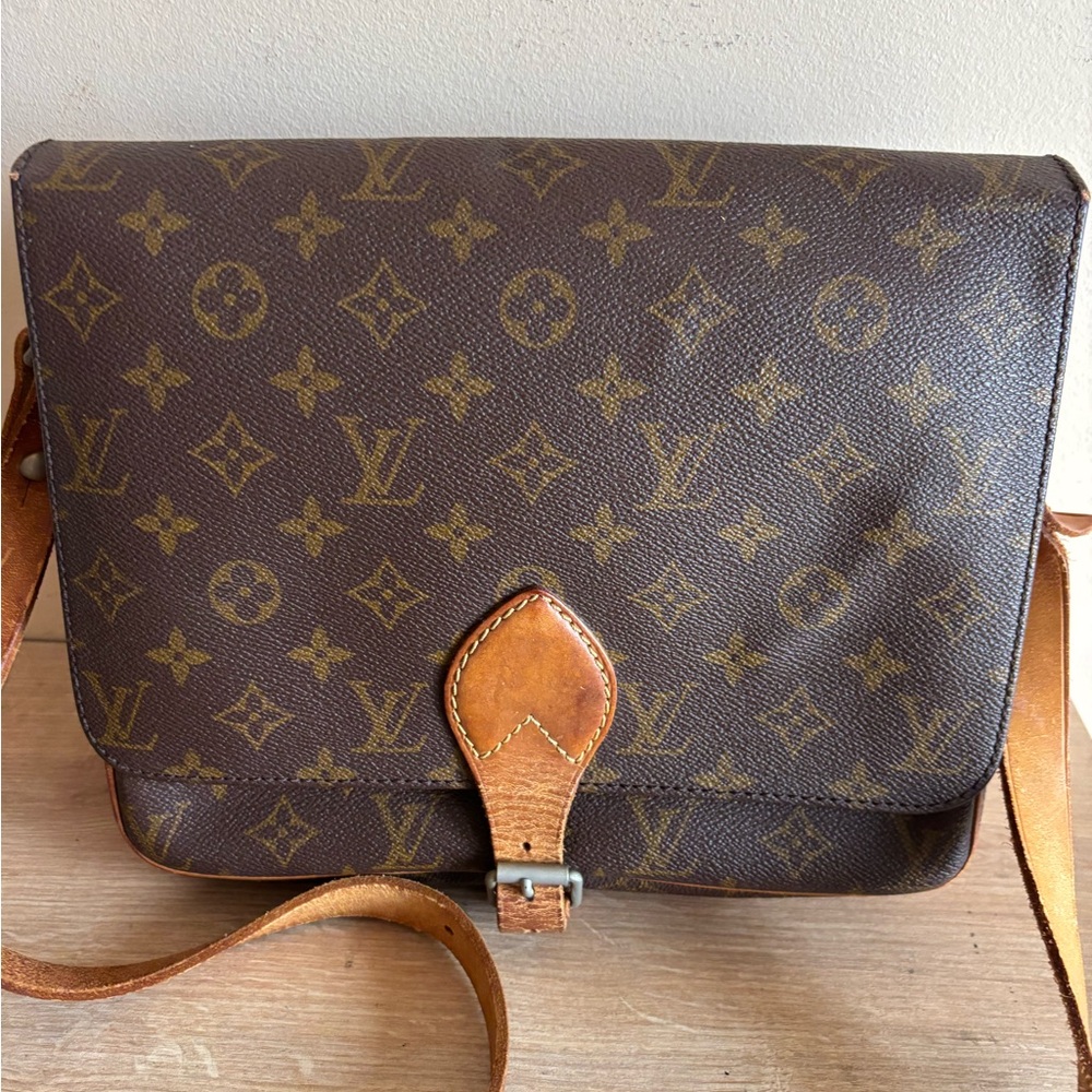 Authentic Louis Vuitton monogram crossbody bag - Picture 2 of 7